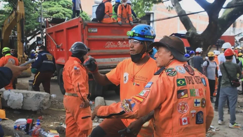 UN GRUPO DE TOPOS MEXICANOS LLEGA A COLOMBIA PESE A RESTRICCIONES A LA AYUDA INTERNACIONAL