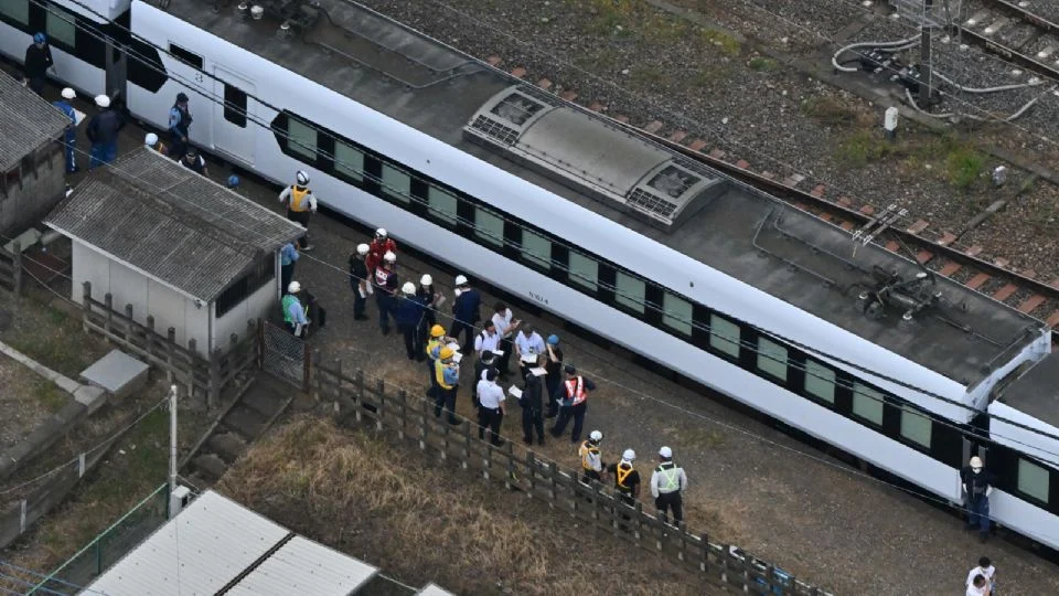 TREN EN JAPÓN ARR0LLA A CUATRO TRABAJADORES MIENTRAS LIMPIABAN LAS VÍAS; SUSPENDEN SERVICIO EN DOS ESTACIONES