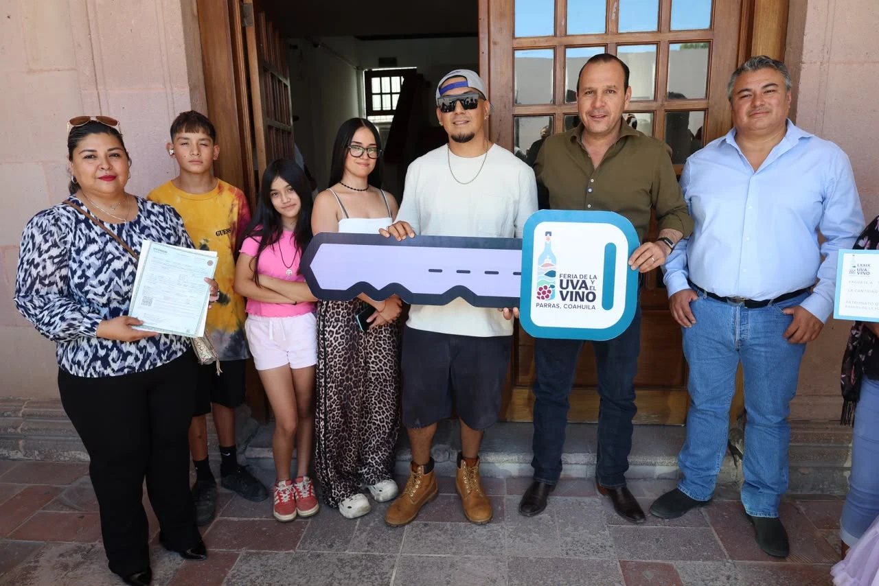 ENTREGAN PREMIOS DEL SORTEO DE LA FERIA DE LA UVA Y EL VINO A LOS GANADORES