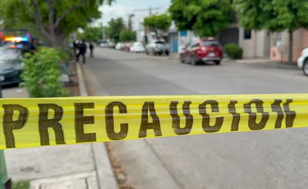 ABANDONAN HIELERA CON R*STOS HUMANOS A UN COSTADO DE CARRETERA EN MAZATLÁN; HALLAN CARTULINAS CON MENSAJES