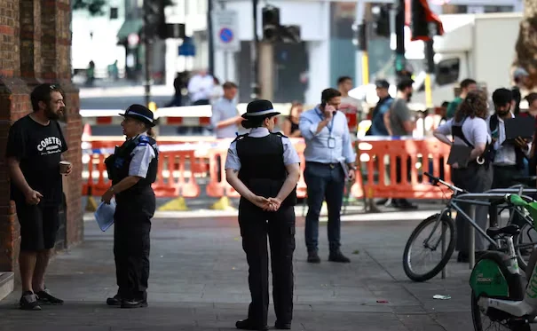 ACUSAN FORMALMENTE A UNA MUJER DE APUÑAL*R A 4 HOMBRES EN EL CENTRO DE LONDRES; SEÑALAN PROBLEMA DE SALUD MENTAL DE LA AGRESORA
