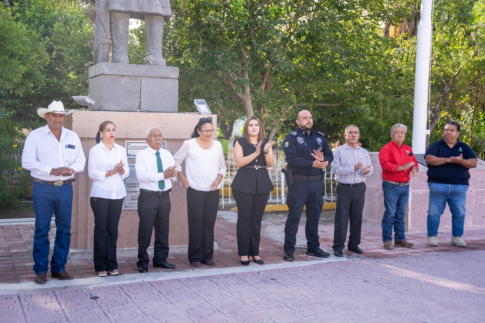 CASTAÑOS INICIA LAS CELEBRACIONES DEL MES PATRIO CON IZAMIENTO DE LA BANDERA NACIONAL