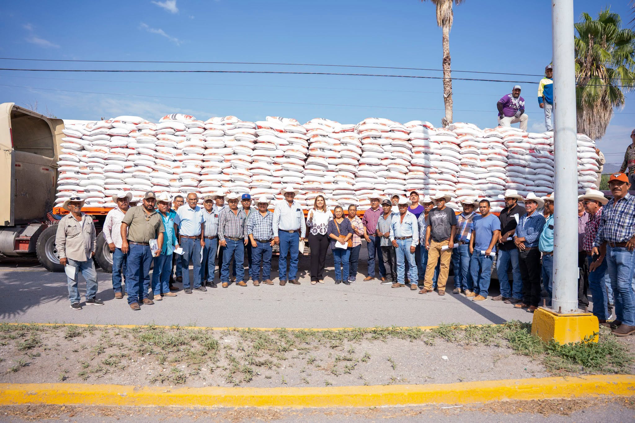 REFUERZA YESICA SUFUENTES EL APOYO AL CAMPO DE CASTAÑOS