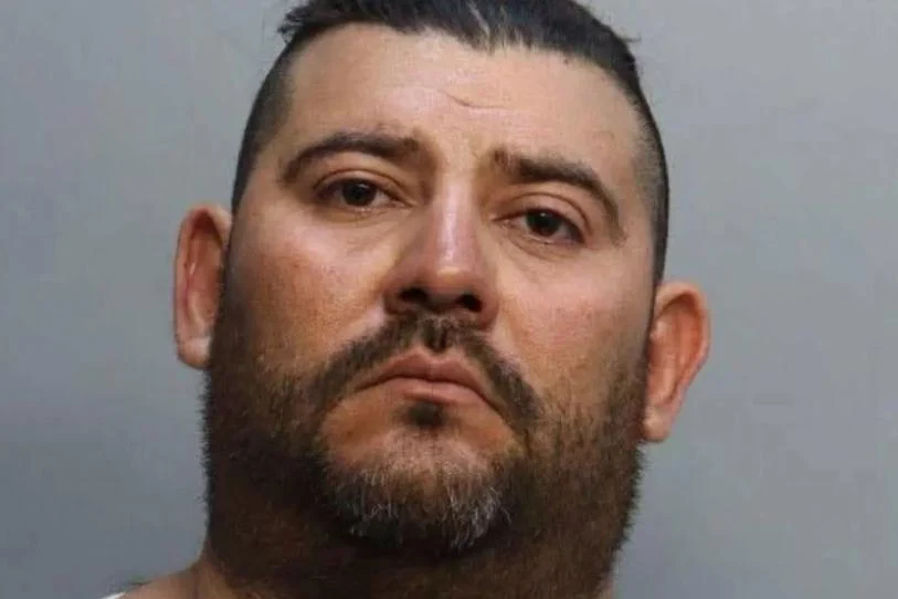 AGENTES DE ICE DETIENEN A PADRE TRAS SER DENUNCIADO POR UNA MAESTRA POR CASTIGAR A SUS HIJOS