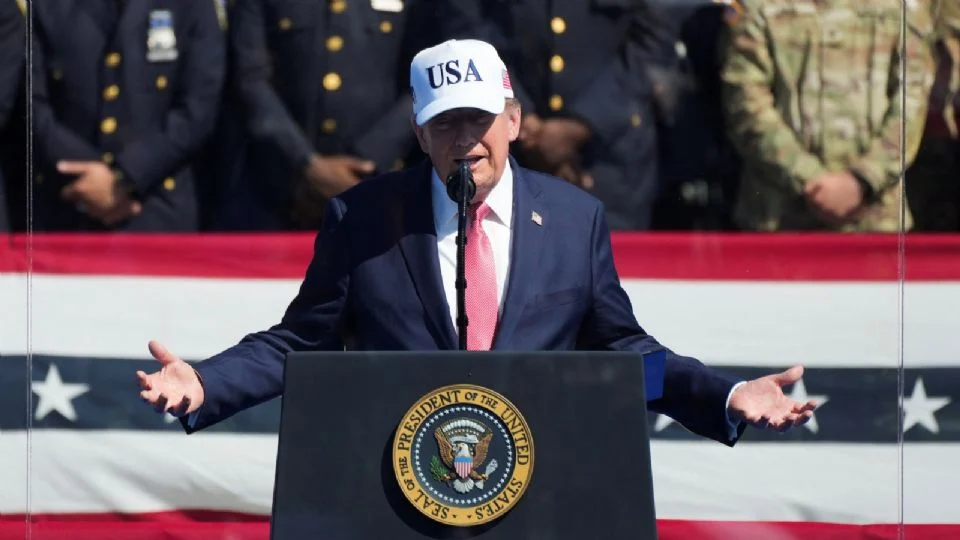 TRUMP REGALÓ 135 MIL DÓLARES EN EFECTIVO A TRES TRABAJADORAS DE LA CASA BLANCA: WASHINGTON POST Y POLITICO