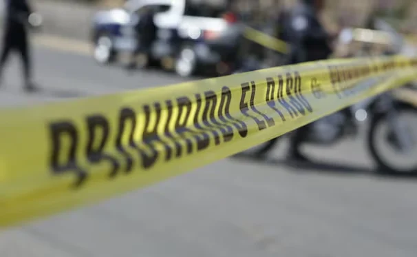 VIOLENCIA EN NAYARIT: HALLAN TRES CU3RPOS A UN COSTADO DE AUTOPISTA TEPIC-MAZATLÁN; PRESENTAN HUELLAS DE T*RTURA