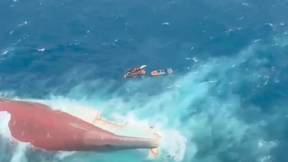LOCALIZAN VOLCADO EL BARCO QUE DEJÓ SEIS MUERT*S Y 129 DESAPARECIDOS TRAS NAUFRAGAR EN INDONESIA
