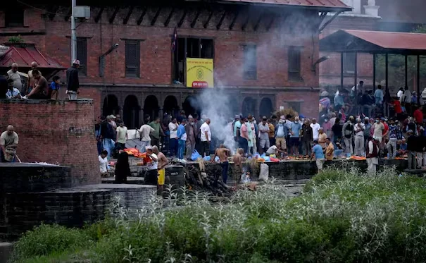 NEPAL DESPIDE A VÍCTIMAS DE LA RIADA FATAL; FAMILIAS REALIZAN FUNERALES SIMBÓLICOS, SIN CUERPOS