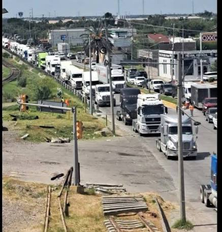 TRANSPORTISTAS REPORTAN PÉRDIDAS POR CIERRE DEL PUENTE INTERNACIONAL