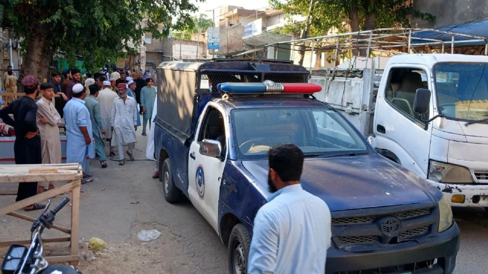 ATENT4DO CON COCHE B0MBA EN COMPLEJO POLICIAL DE PAKISTÁN DEJA AL MENOS 17 MUERT*S Y 73 LESIONADOS