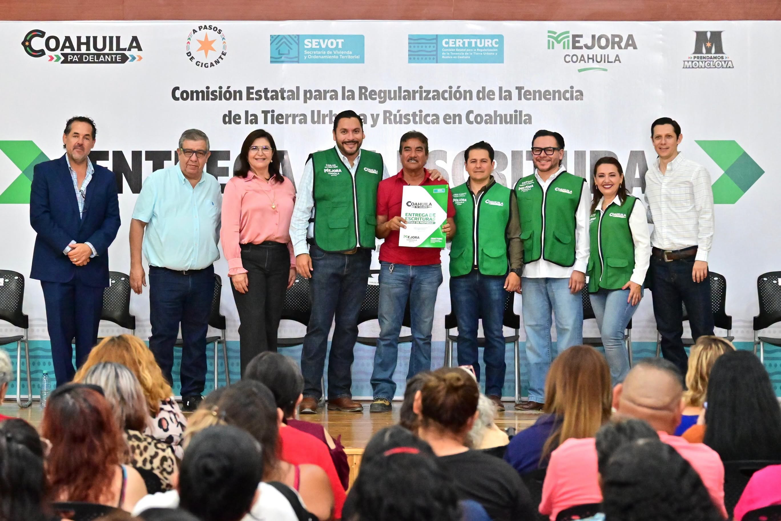 ENTREGAN ESCRITURAS Y BRINDAN CERTEZA PATRIMONIAL A FAMILIAS DE MONCLOVA