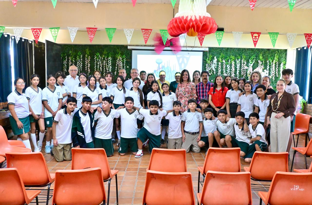 SARI PÉREZ Y IRON CAST ENTREGAN MOBILIARIO A LA SECUNDARIA IGNACIO ZARAGOZA