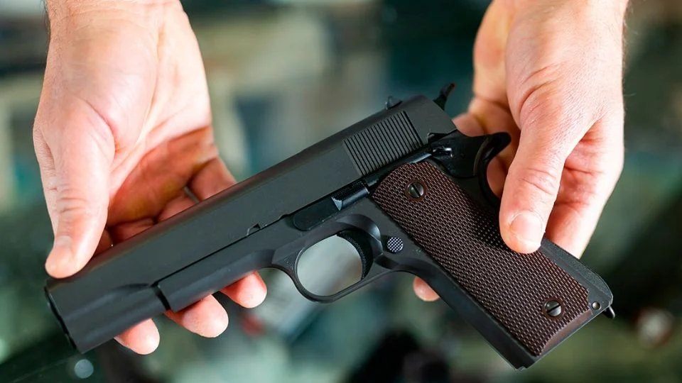 ESTADOS UNIDOS PERMITIRÁ LA VENTA DE PISTOLAS A JÓVENES DE ENTRE 18 Y 20 AÑOS