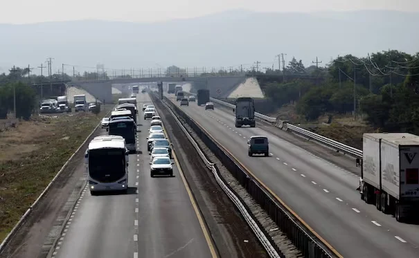 TRAS CANCELAR PASE TURÍSTICO, NUEVO LEÓN OFRECE INCENTIVOS PARA REGULARIZAR AUTOS CON PLACAS FORÁNEAS; TRÁMITE COSTARÁ 5 MIL 865 PESOS
