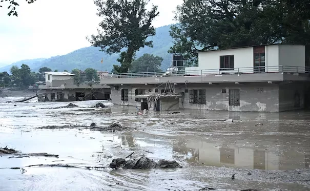 SUBEN A MIL 225 LOS MUERT*S POR RIADA EN NEPAL; AÚN HAY 4 MIL 757 DESAPARECIDOS