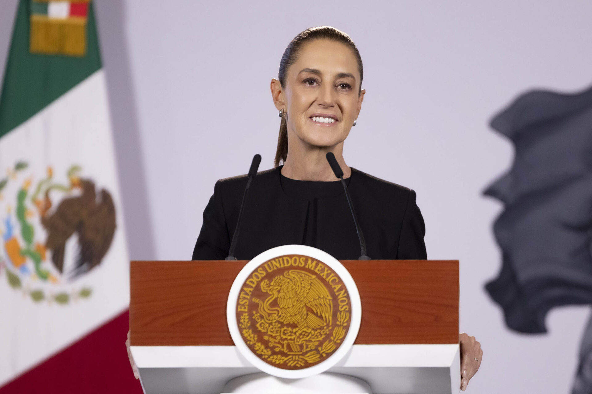 SHEINBAUM ADVIERTE QUE FIRMAS DE EU NO PUEDEN COBRAR A DEPORTADOS SIN PERMISO EN MÉXICO