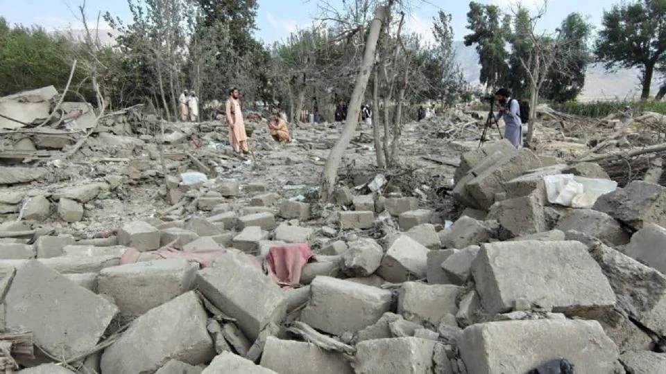 PAKISTÁN BOMB4RDEA RESIDENCIA DEL FUNDADOR DE LOS TALIBANES DE AFGANISTÁN, USADA ACTUALMENTE COMO BASE MILITAR