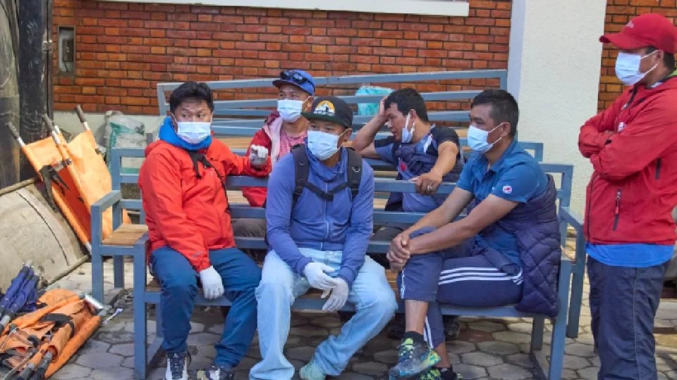 AVALANCHA EN NEPAL DEJA AL MENOS DOS MUERT*S Y 12 D*SAPARECIDOS EN EL MONTE HIMLUNG