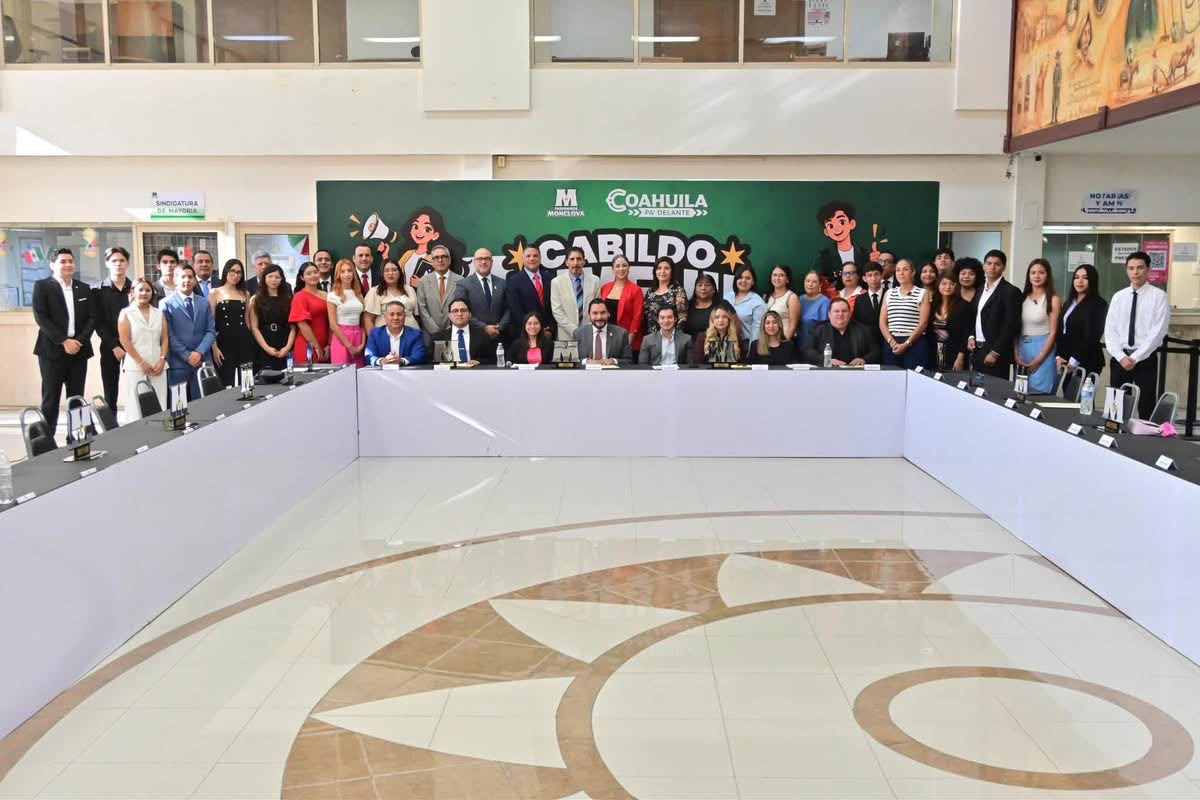 CARLOS VILLARREAL TOMA PROTESTA AL CABILDO JUVENIL DE MONCLOVA