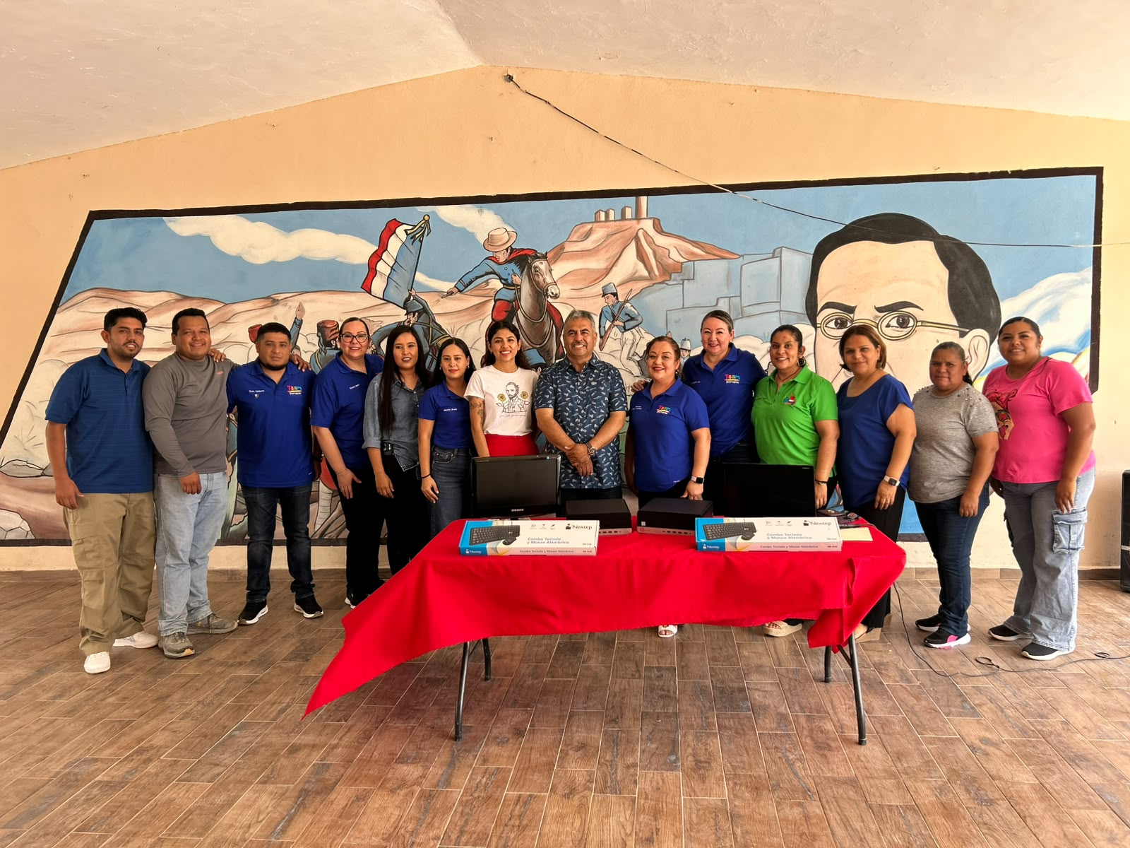ENTREGA VÍCTOR LEIJA EQUIPO DE CÓMPUTO A LA PRIMARIA IGNACIO ZARAGOZA