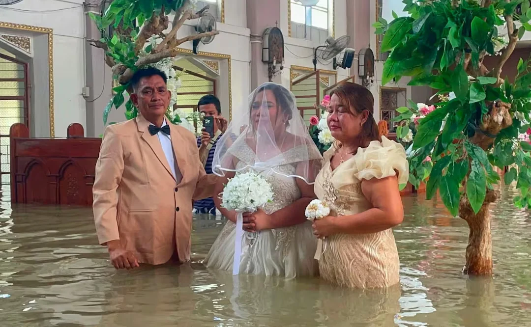 ¡PARA EL AMOR NADA ES IMPOSIBLE!; PAREJA REALIZA CEREMONIA DE BODA EN FILIPINAS PESE A INUNDACIONES EN EL PAÍS
