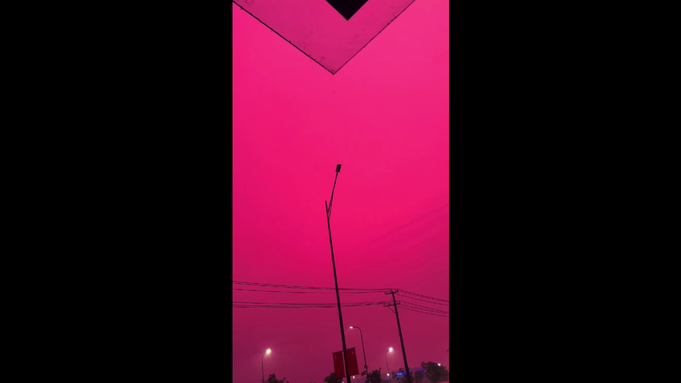 FENÓMENO EN CHINA: UNA CIUDAD AMANECE CON EL CIELO ROJO ANTES DE UNA TORMENTA