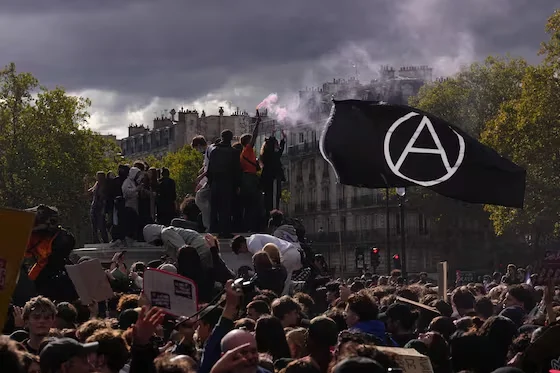 POLICÍAS LANZAN GASES LACRIMÓGENOS CONTRA ESTUDIANTES ATRINCHERADOS EN FRANCIA; JÓVENES TOMAN LA BASTILLA Y LAS PROTESTAS SIGUEN