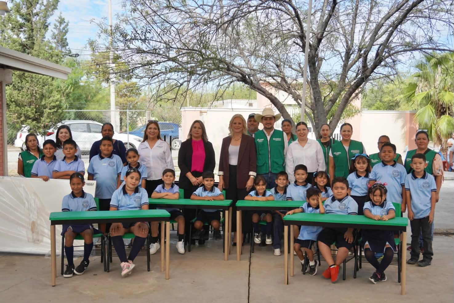 LAURA JIMÉNEZ IMPULSA MEJORAS EDUCATIVAS CON ENTREGA DE MOBILIARIO ESCOLAR EN MÚZQUIZ
