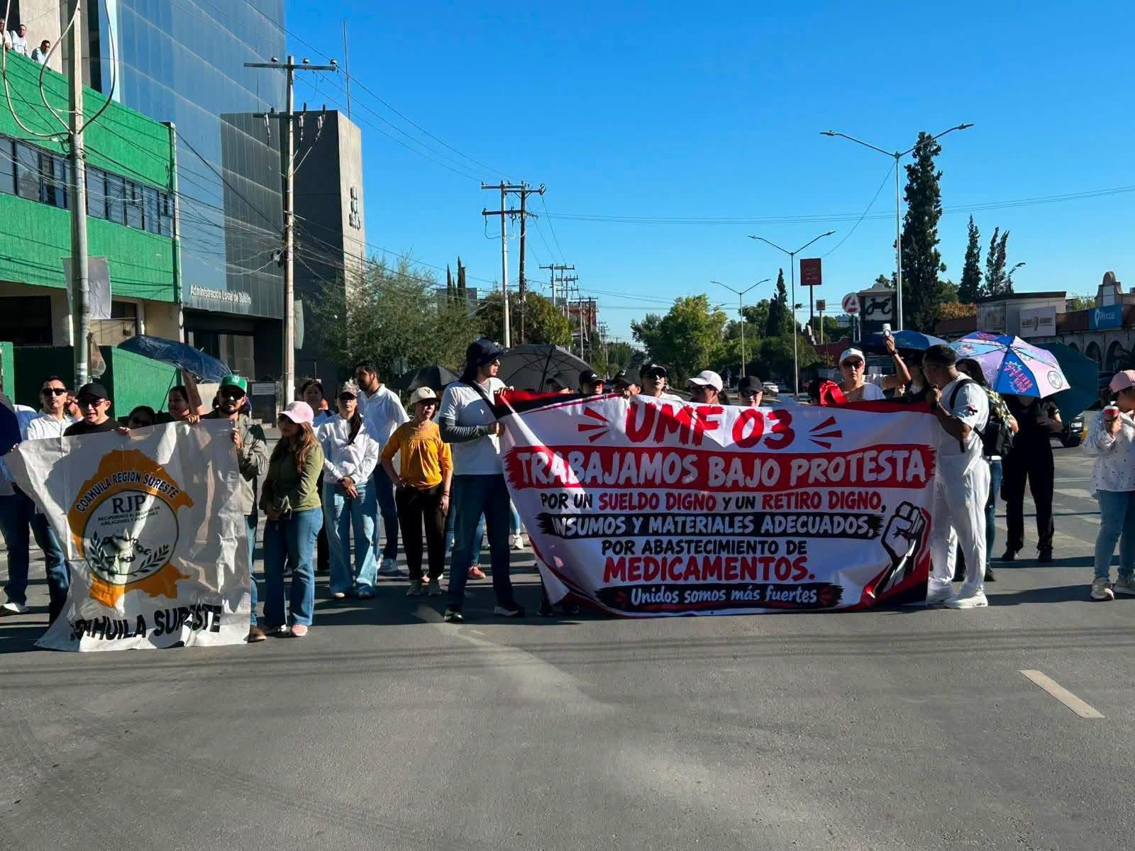 PROTESTAN EMPLEADOS DEL IMSS EN SALTILLO CONTRA DIRIGENCIA SINDICAL