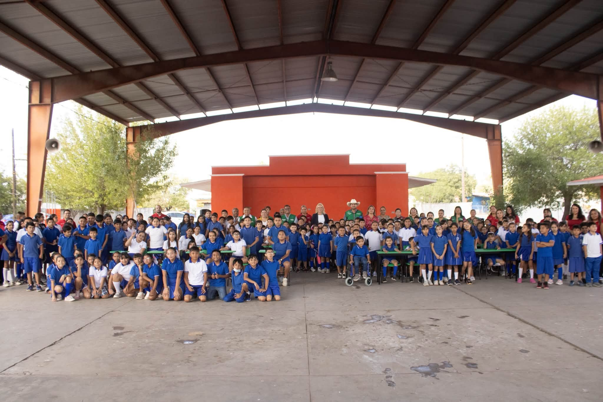FORTALECEN ESCUELAS DE MINAS DE BARROTERÁN CON MOBILIARIO