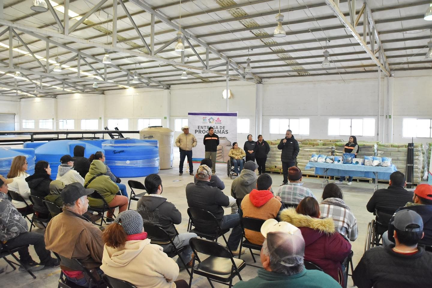 IMPULSA VÍCTOR LEIJA PROGRAMA DE TINACOS Y CEMENTO SUBSIDIADO EN APOYO A LAS FAMILIAS DE CUATRO CIÉNEGAS