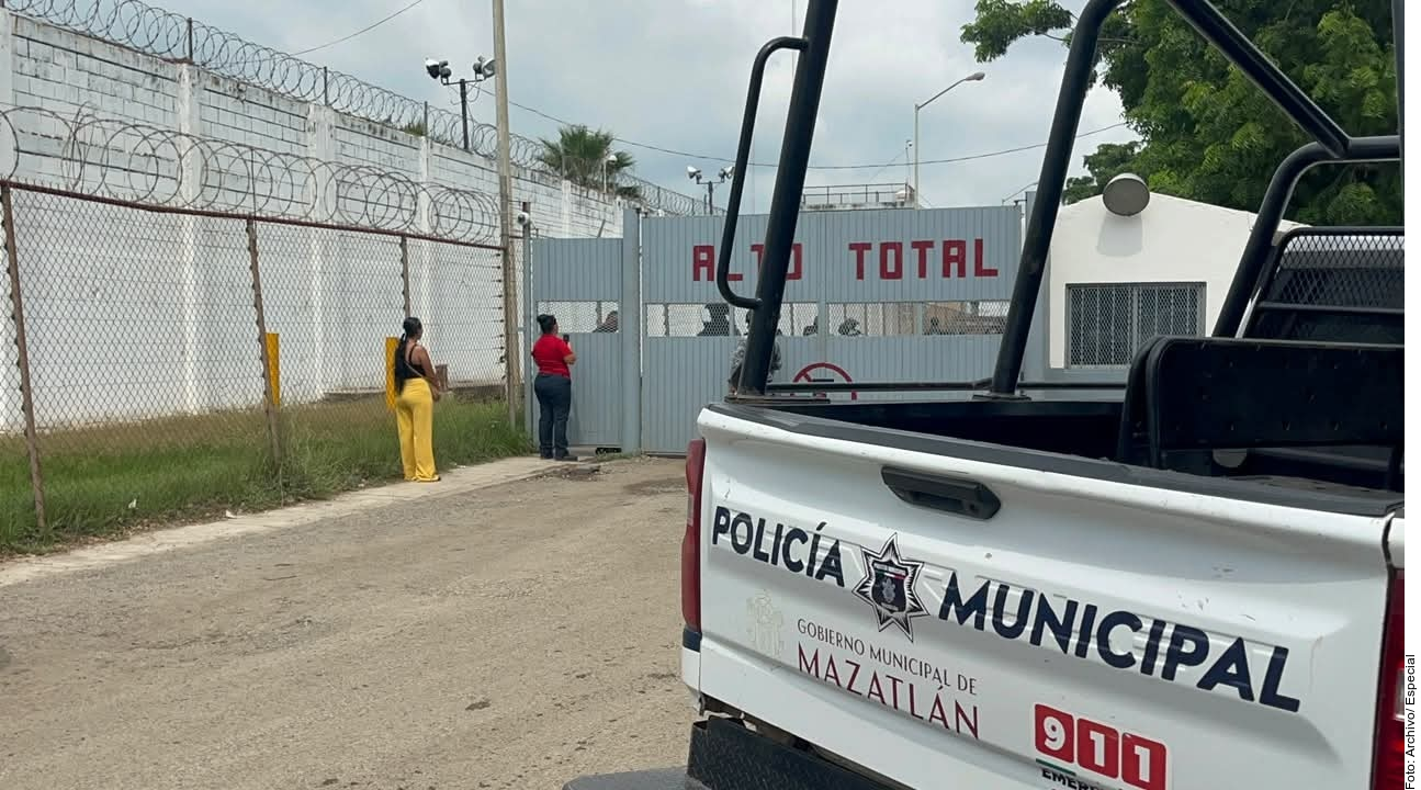 TRASLADAN A 49 REOS EN SINALOA TRAS RIÑAS EN PENAL