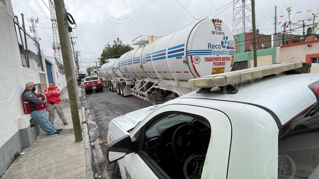 EVACÚAN PLANTELES EDUCATIVOS POR MANIOBRAS PARA RETIRAR PIPA CON DOS TANQUES DE GASOLINA EN SALTILLO
