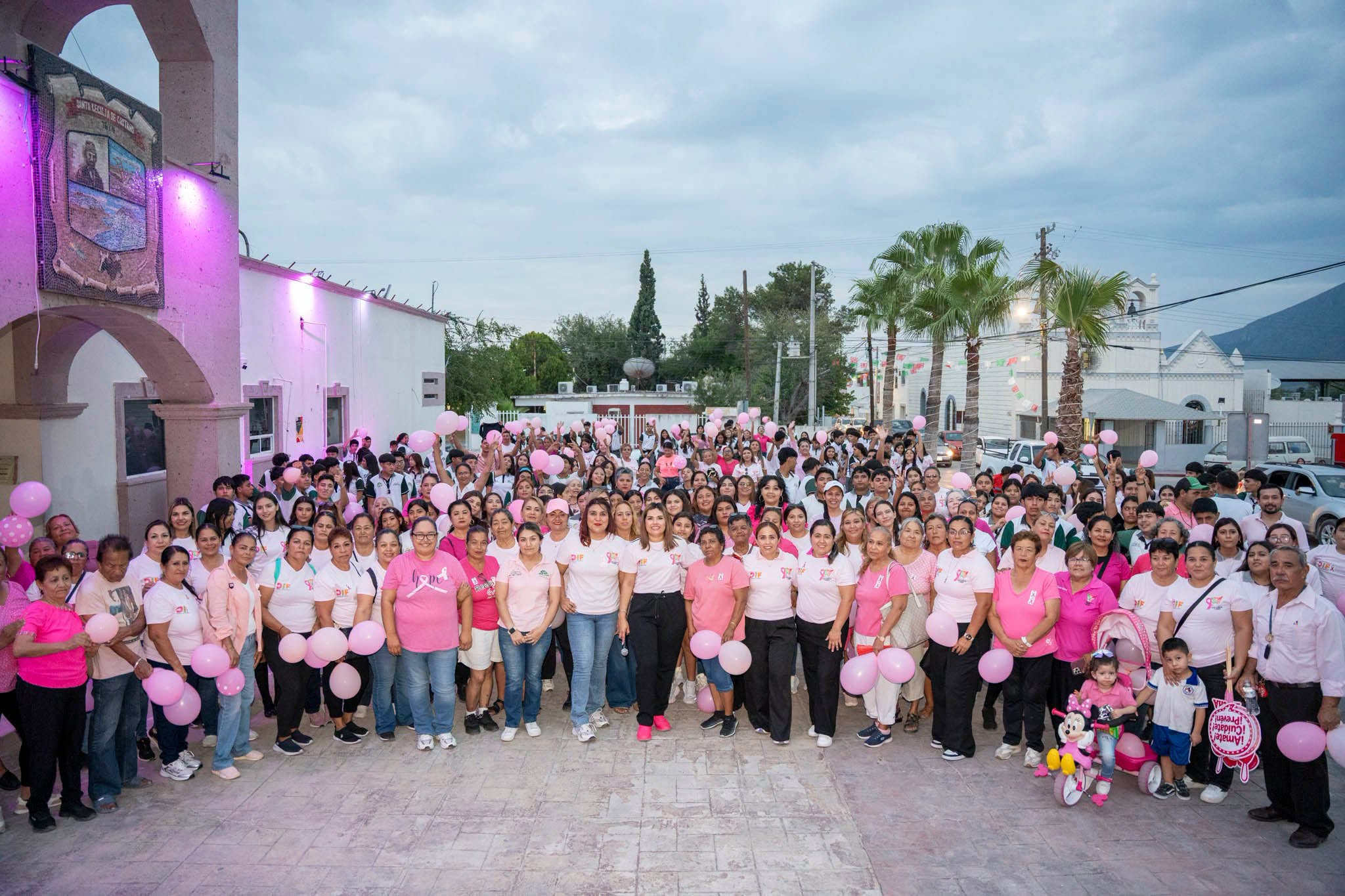 REALIZA YESICA SIFUENTES CAMINATA ROSA EN CASTAÑOS PARA PROMOVER LA PREVENCIÓN DEL CÁNCER DE MAMA