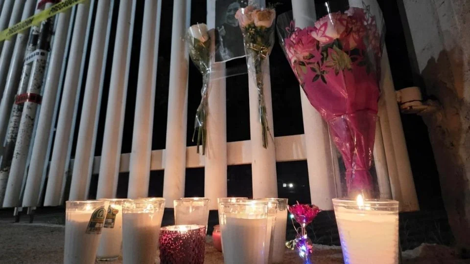 COLOCAN MEMORIAL EN ESCUELA DE COAHUILA A SUBDIRECTORA ASESIN4DA POR AGRESIÓN DE EXALUMNOS