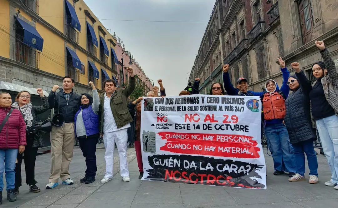 TRABAJADORES DEL IMSS ENTREGAN PLIEGO PETITORIO EN PALACIO NACIONAL; PIDEN REFORMA, PRESUPUESTO Y MÁS PERSONAL