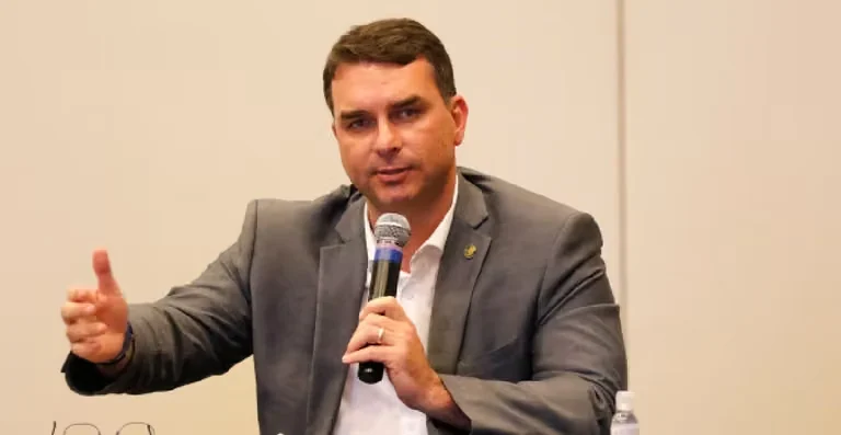 DIPUTADOS DE BRASIL PIDEN QUITARLE EL PASAPORTE A FLÁVIO BOLSONARO PARA EVITAR SU FUGA TRAS PERDER LAS PRESIDENCIALES