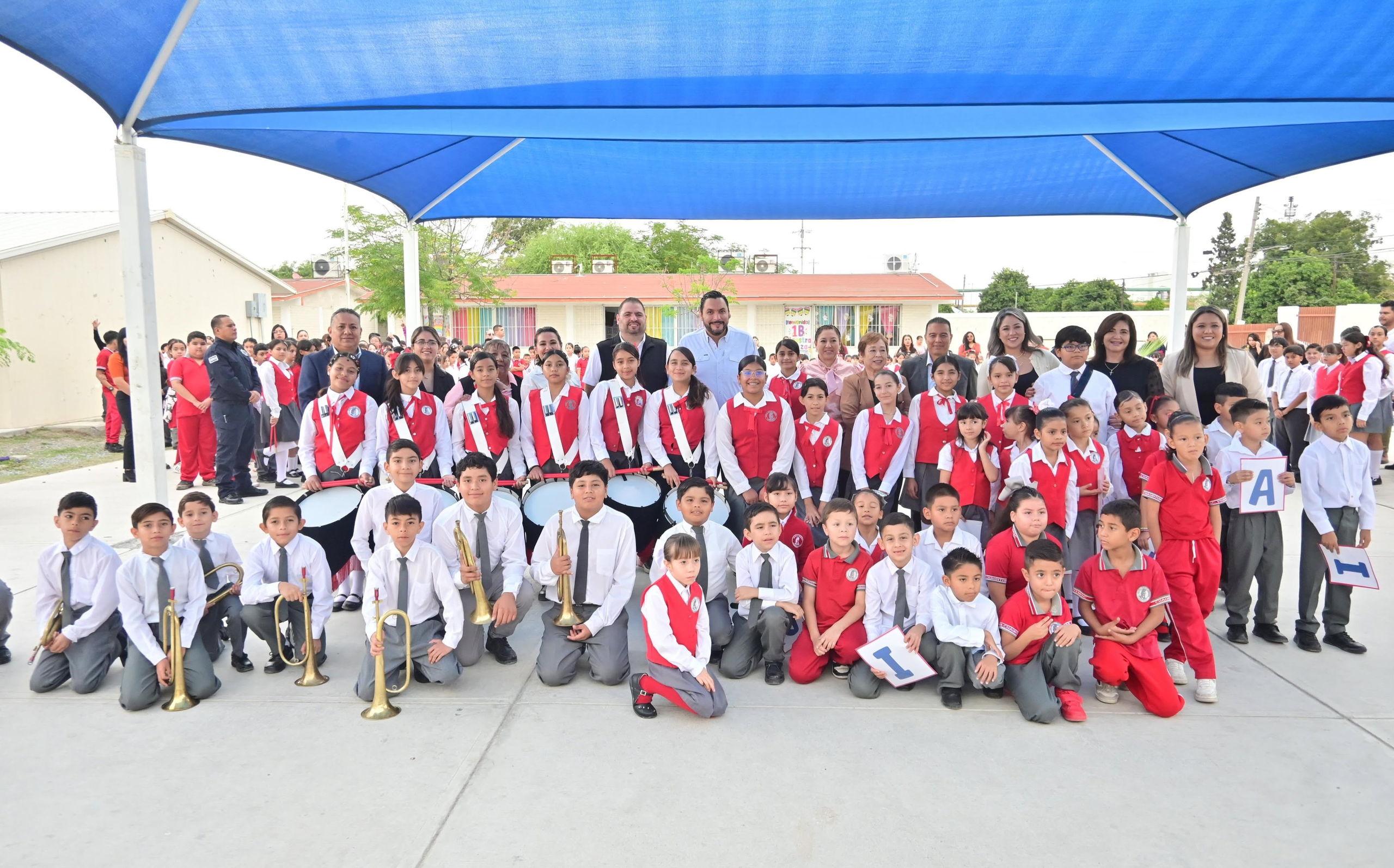 ENTREGAN TAMBORES Y TROMPETAS A BANDA DE GUERRA DE PRIMARIA CUAUHTÉMOC
