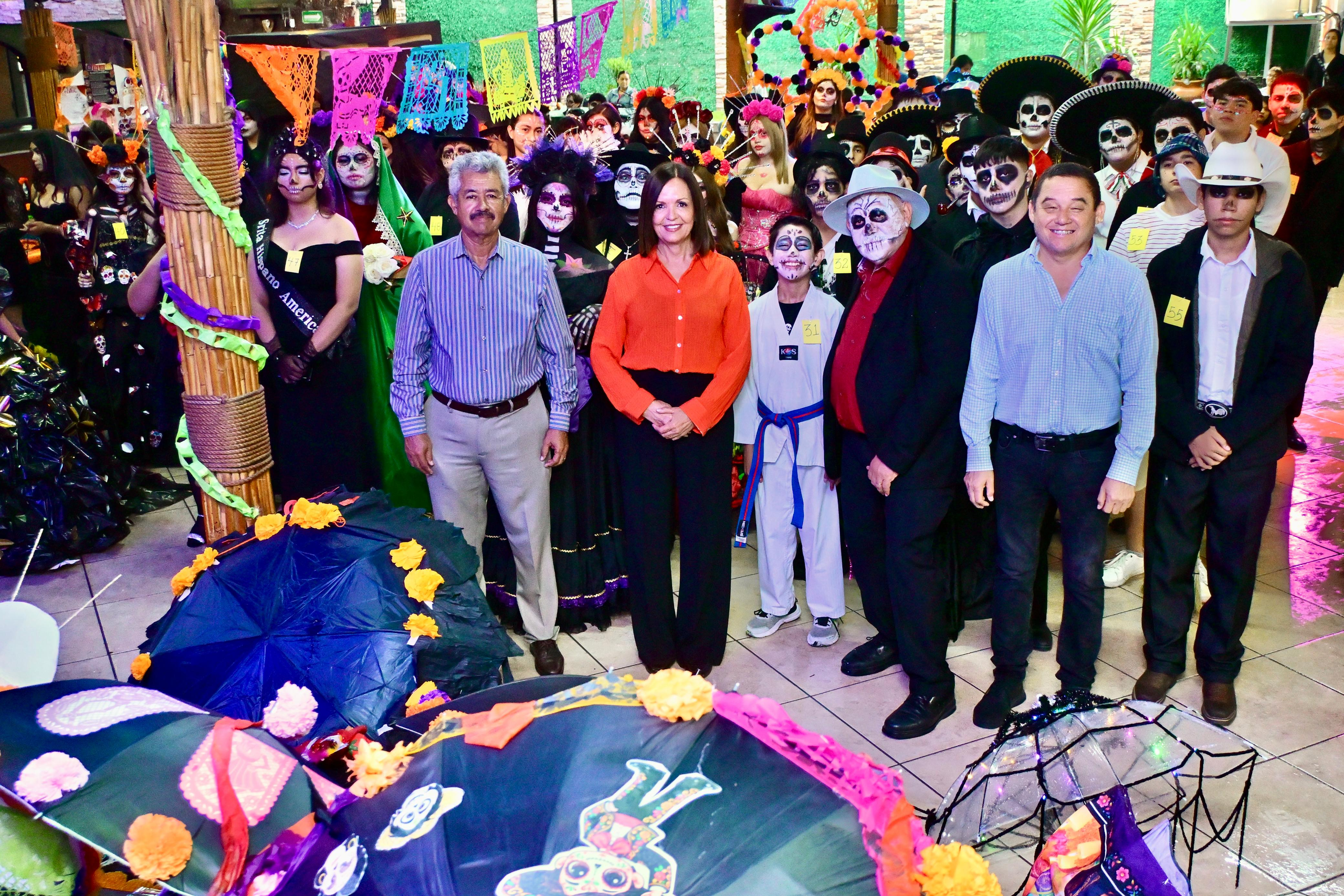 SARI APOYA EL RESCATE DE LAS TRADICIONES CON DESFILE DE CATRINAS Y CATRINES