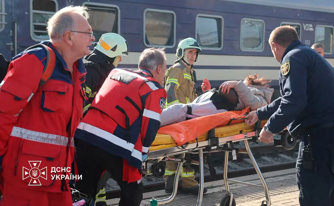 ATAQUE CON DRON RUSO EN ESTACIÓN DE TREN EN UCRANIA DEJA 13 MUERT*S; REPORTAN AL MENOS 10 PERSONAS HERIDAS