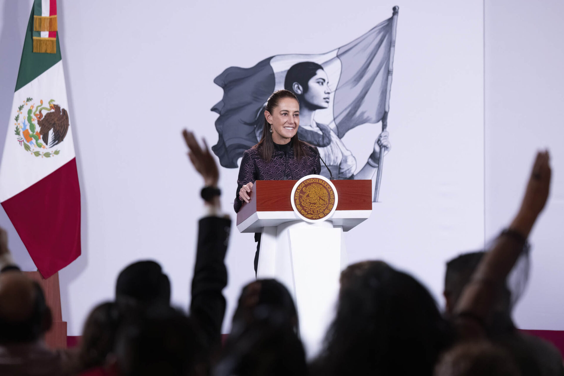 SHEINBAUM ACUSA A LA DERECHA INTERNACIONAL DE BUSCAR INTERVENIR EN MÉXICO RUMBO A 2030