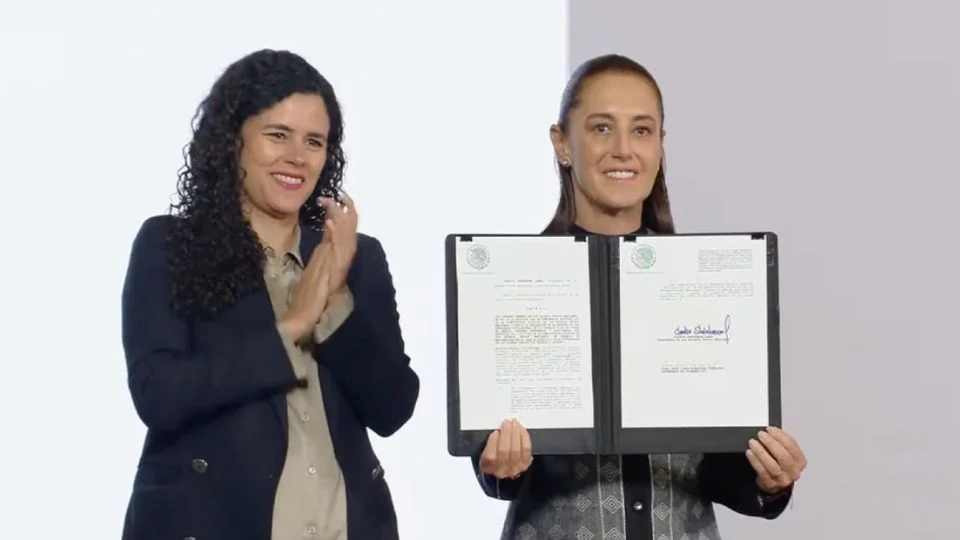 SHEINBAUM FIRMA DECRETO QUE PROHÍBE LA DOBLE NACIONALIDAD TRAS RESPALDO DE CONGRESOS LOCALES; APLICARÁ A PARTIR DE 2028