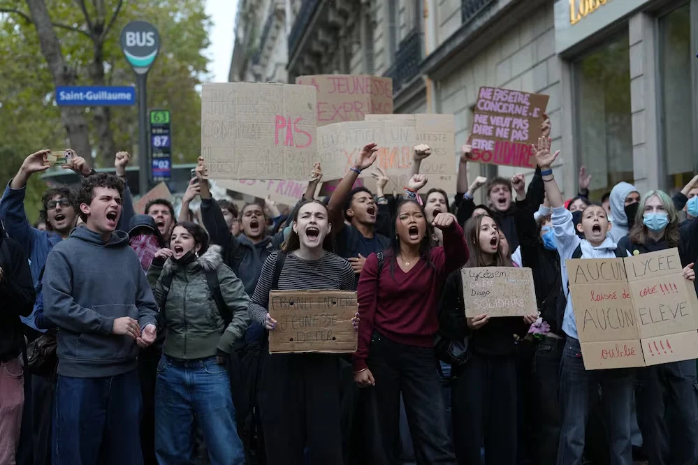 FRANCIA SUSPENDE USO DE POLÉMICA ARMA POLICIAL EN PROTESTAS; “HIZO FALTA QUE VARIOS NIÑOS QUEDARAN M*TILADOS”